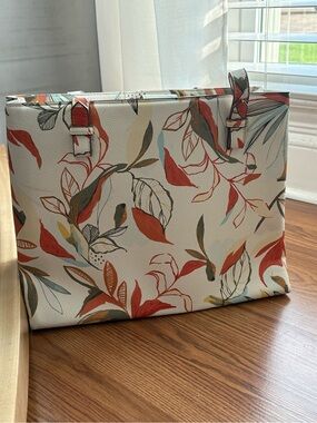 a new day Floral Leaf Print Tote in Cream, Coral, Olive